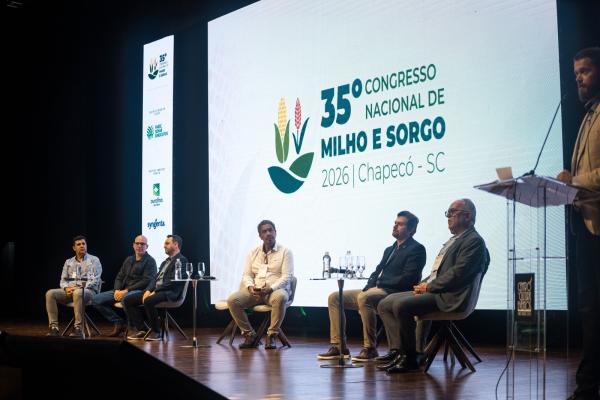 Painel de debate no palco do 35º CNMS